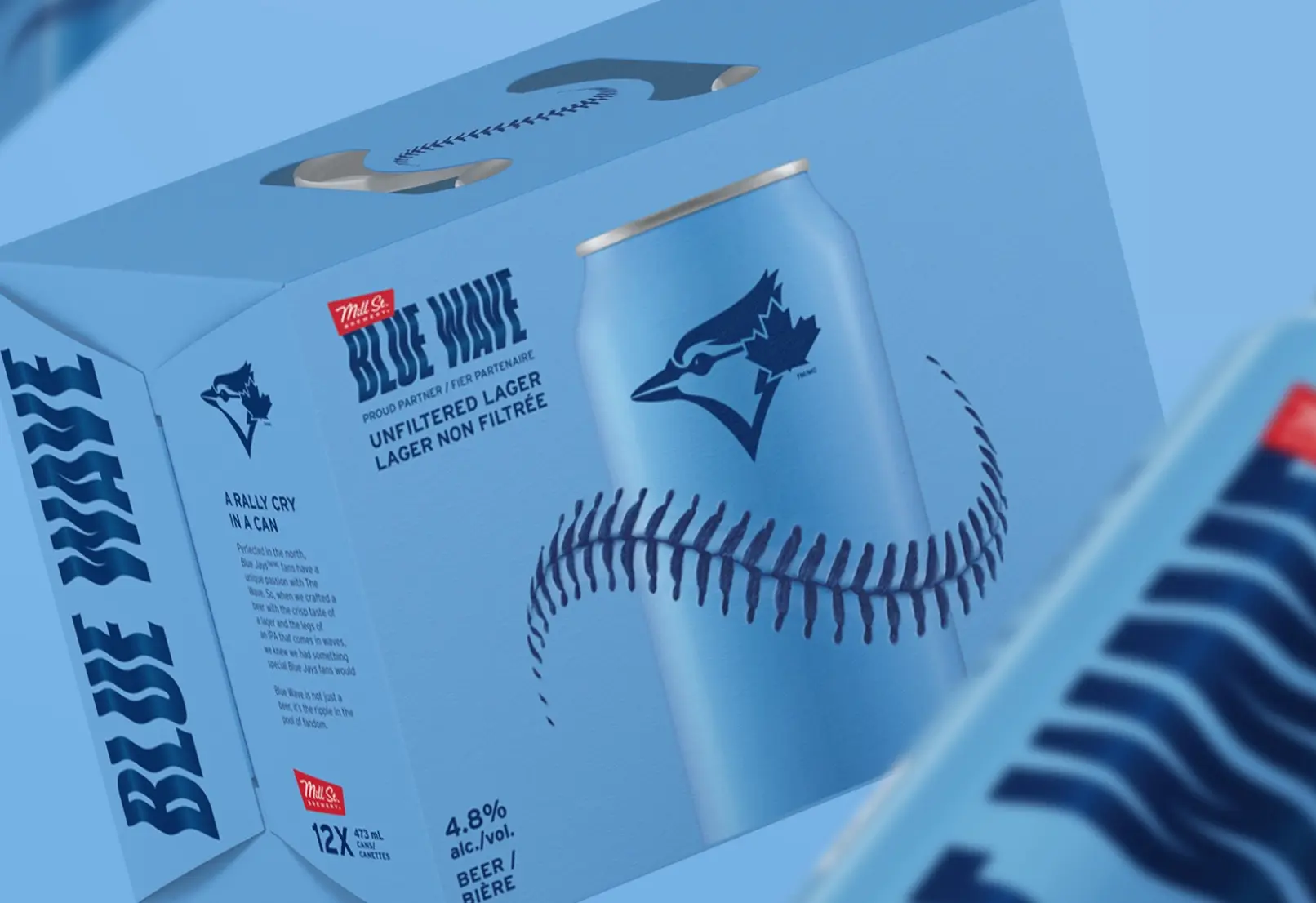 Une boîte bleu clair avec un logo de geai bleu contenant des canettes de lager non filtrée « Blue Wave ».