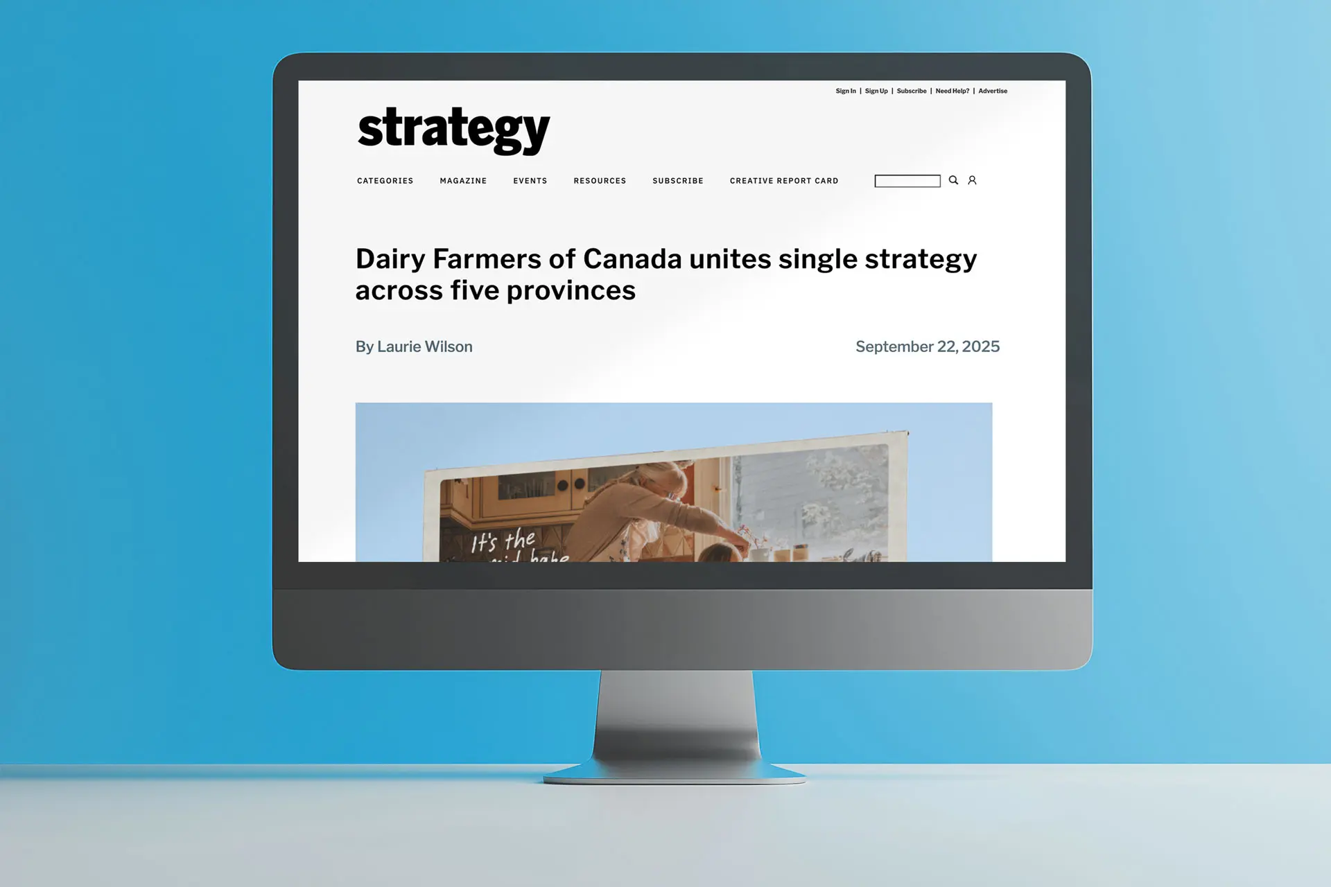 Un écran d'ordinateur affichant un article intitulé "Les Producteurs laitiers du Canada unifient une stratégie unique dans cinq provinces" sur un fond bleu clair.