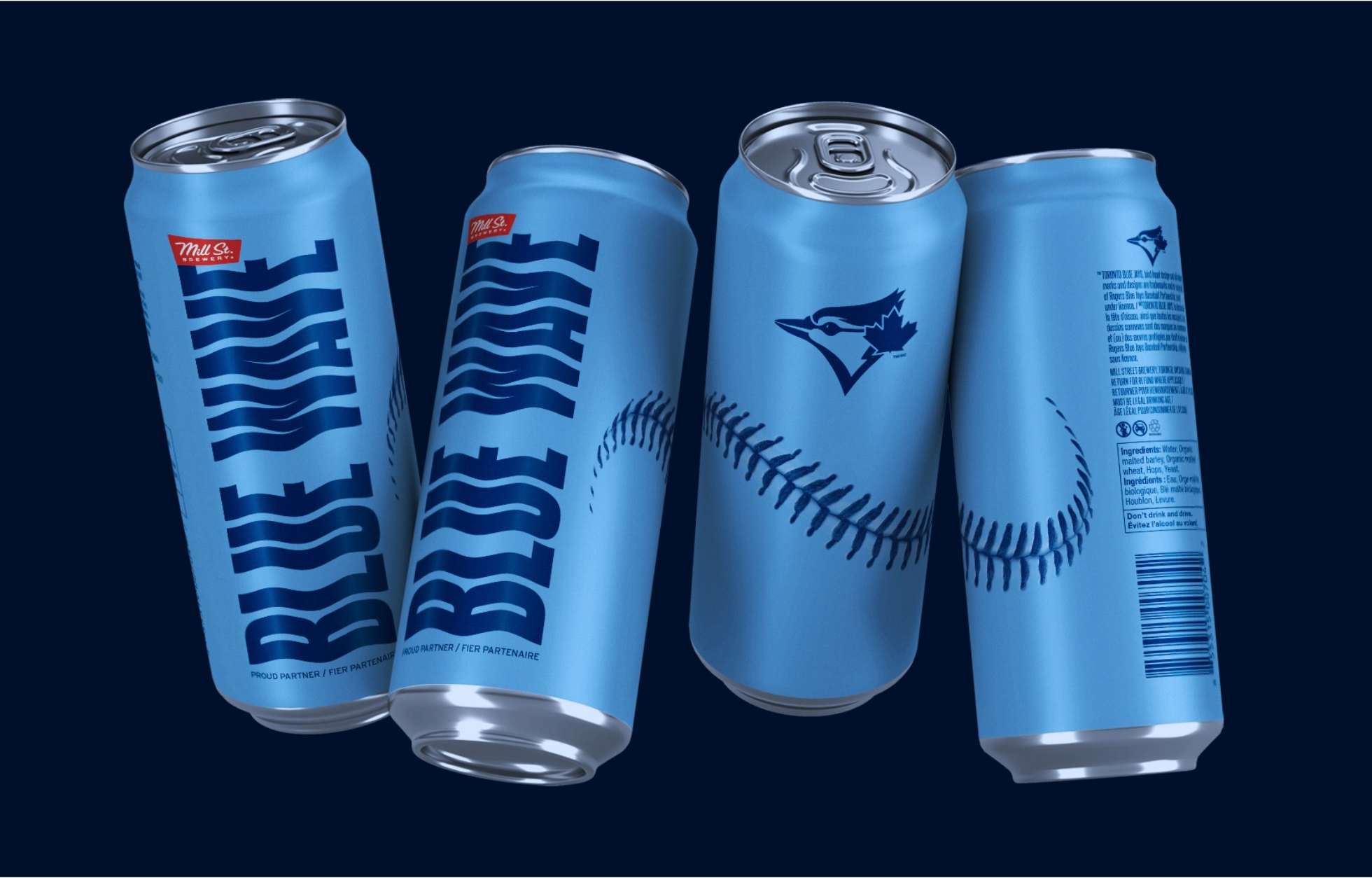 Quatre canettes bleues avec le texte « BLUE WAVE » et un design de couture de baseball, présentant un logo d'oiseau, sur un fond sombre.