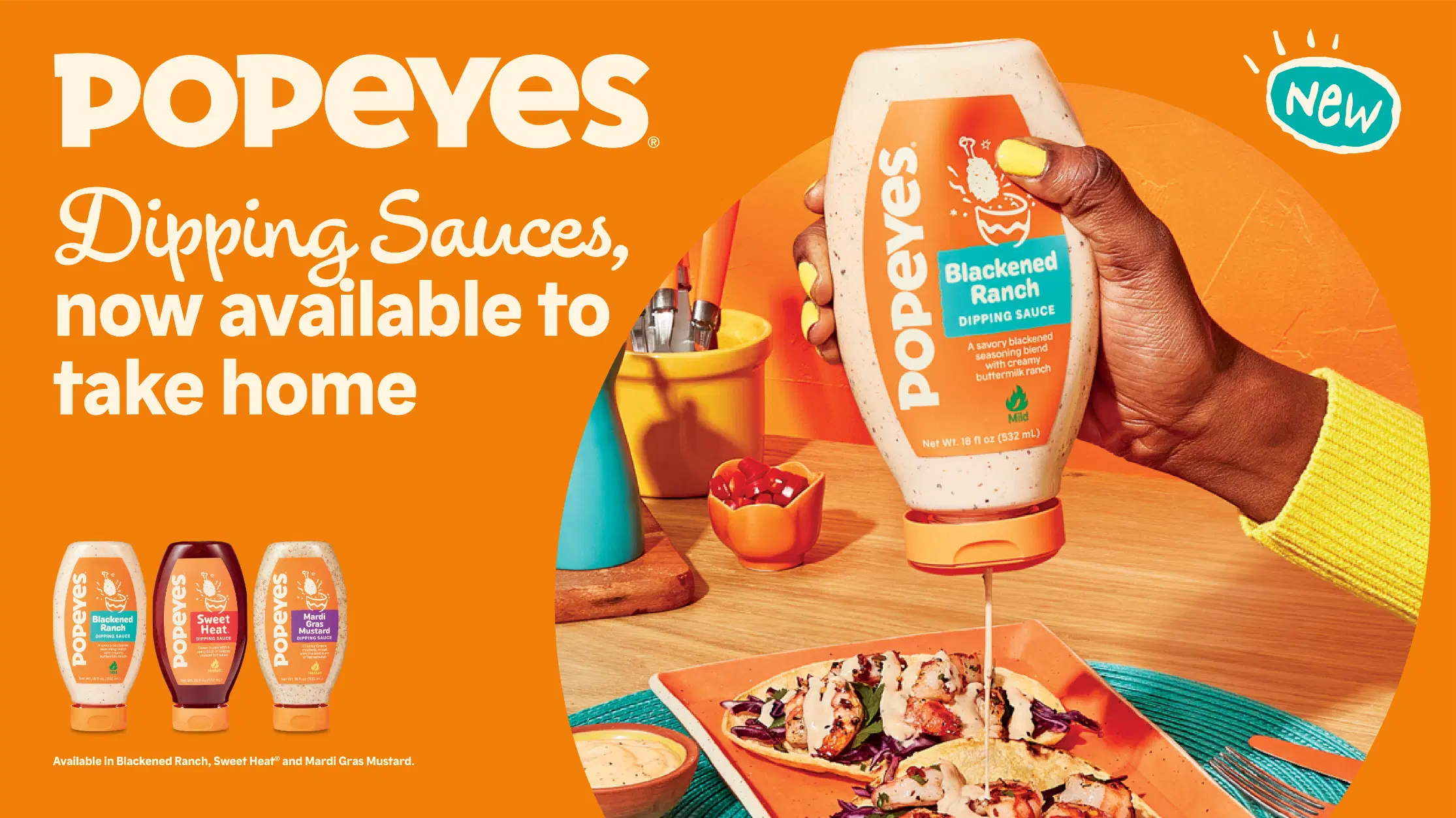 Une main tient une bouteille de sauce trempette Popeyes Blackened Ranch au-dessus d'une assiette de nourriture, avec un texte annonçant que les sauces sont maintenant disponibles à emporter.