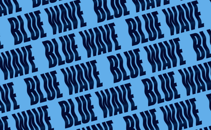 L'image montre un texte diagonal répété qui dit « BLUE WAVE » en lettres sombres sur un fond bleu.