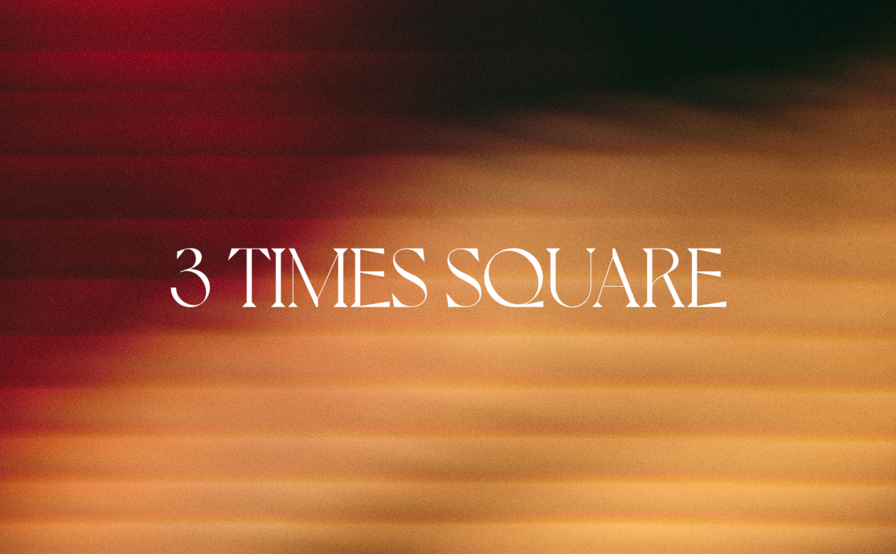 Texte « 3 Times Square » sur un fond flou aux tons chauds.